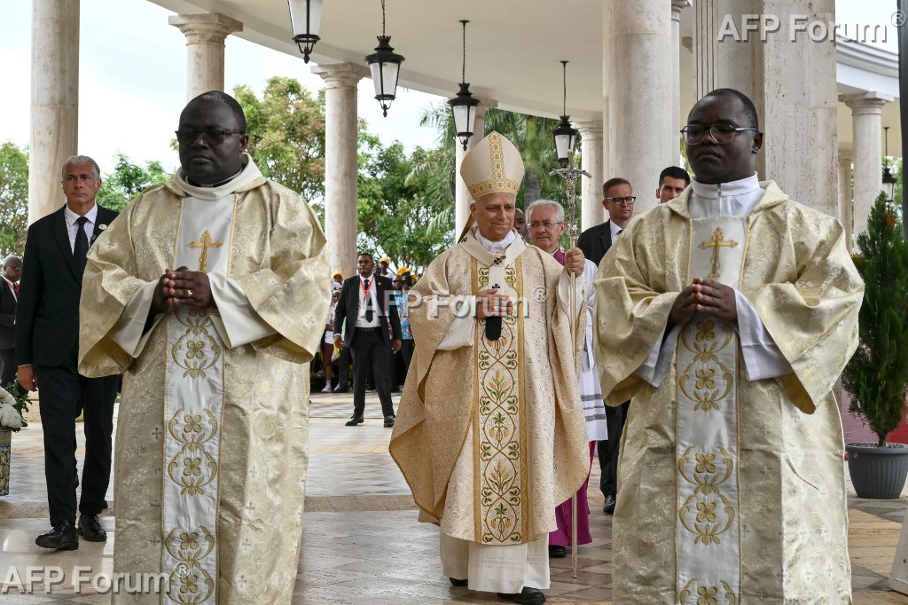 Le pape se rend dans la basilique de Mongomo, en Guinée équatoriale, afin d'y célébrer une messe, le 22 avril 2026.