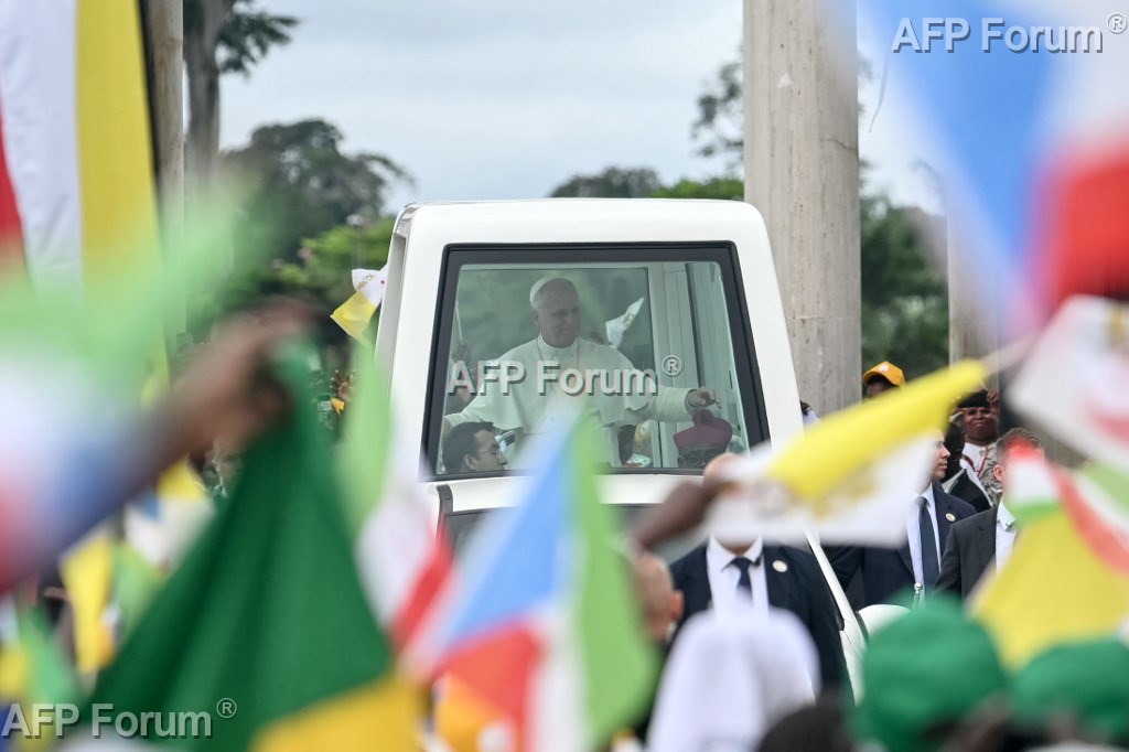 Le pape salue la foule depuis la papamobile à son arrivée à Mongomo, en Guinée équatoriale, le 22 avril 2026.