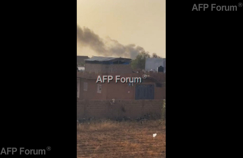 Capture vidéo, extraite d'images UGC vérifiées par l'AFP le 25 avril 2026, montrant une colonne de fumée noire s'élevant au-dessus de l'aéroport de Sévaré, dans le centre du Mali.
