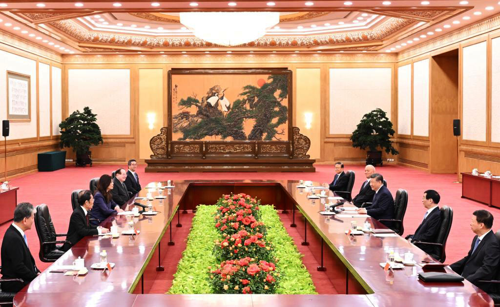 Xi Jinping, Secrétaire Général du Comité central du Parti communiste chinois (PCC), a rencontré Cheng Li-wun, présidente du parti chinois Kuomintang (KMT), dans la matinée de ce 24 avril 2026 à Beijing.