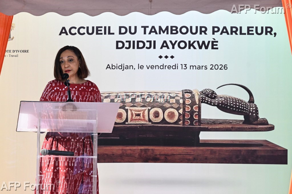 La ministre ivoirienne de la Culture et de la Francophonie, Françoise Remarck, lors de la restitution du tambour parleur Djidji Ayokwe, pillé par les troupes coloniales françaises en Côte d'Ivoire en 1916, le 13 mars 2026 à Abidjan.