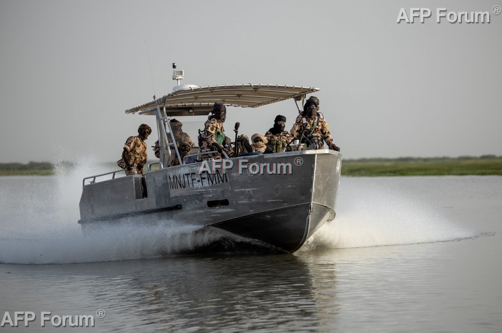 Des soldats patrouillent en bateau sur le lac Tchad depuis une base militaire située dans la Province du lac, le 6 mai 2026 au Tchad.