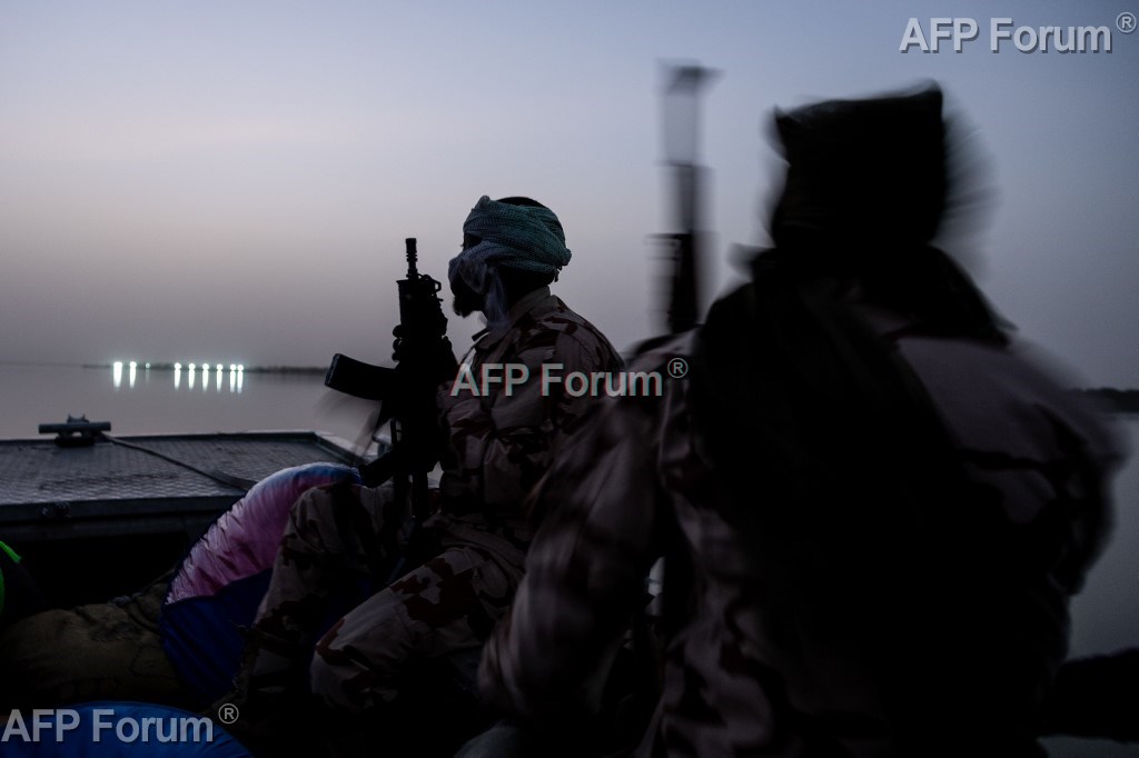 Des soldats patrouillent en bateau sur le lac Tchad depuis une base militaire située dans la Province du lac, le 6 mai 2026 au Tchad (photo AFP).