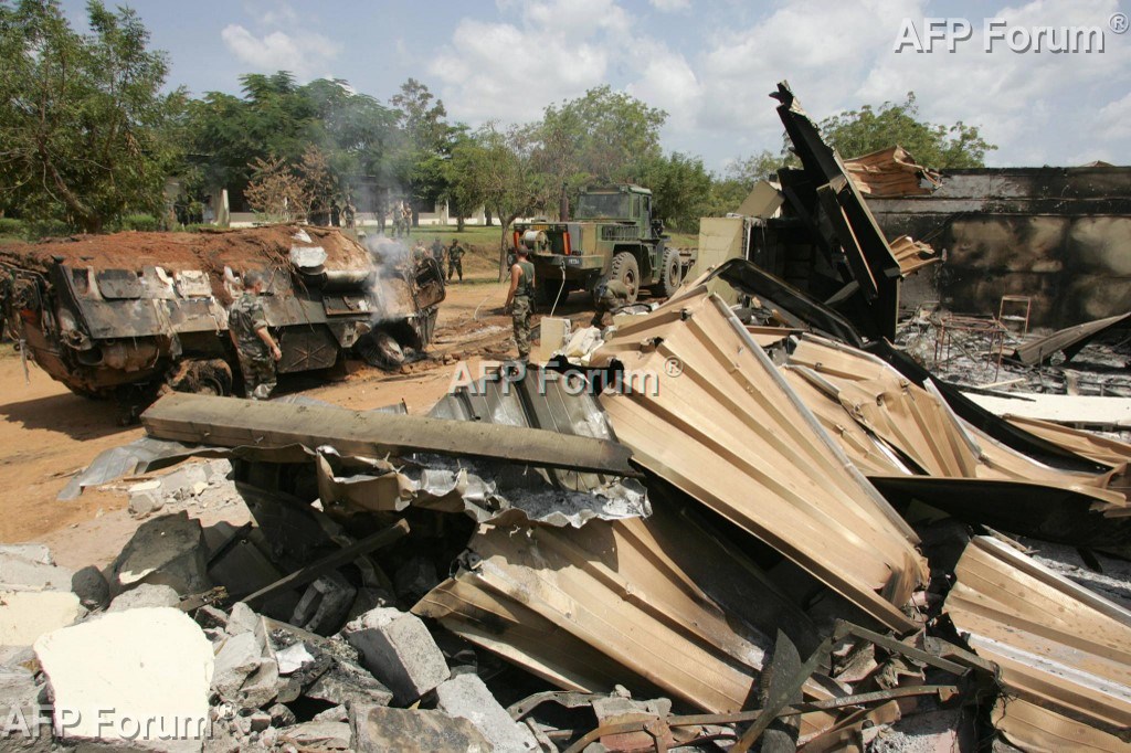 Des soldats français dégagent les décombres du 'Lycée Descartes de Bouaké', le 10 novembre 2004, qui leur servait de base, après un bombardement le 4 novembre 2004, en Côte d'Ivoire.