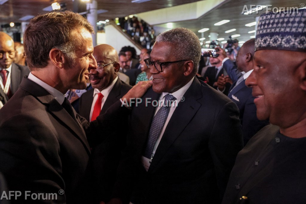 Le Président français Emmanuel Macron (g) salue l'homme d'affaires nigérian Aliko Dangote (c), l'homme le plus riche d'Afrique, lors du sommet Africa Forward à Nairobi, au Kenya, le 11 mai 2026.