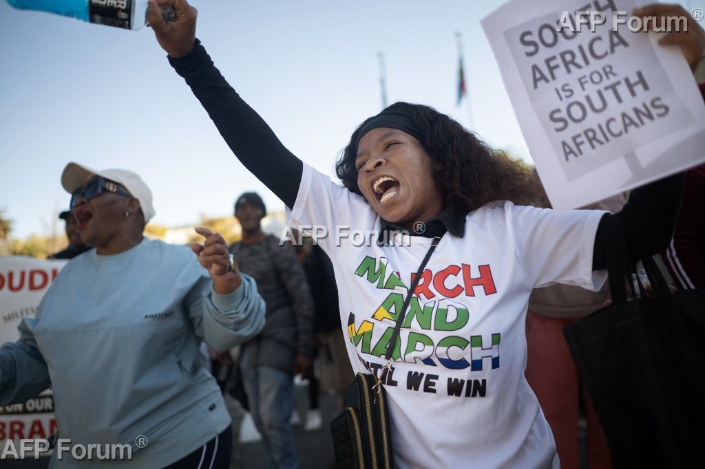 Manifestation contre les migrants sans papiers devant le Parlement au Cap, le 8 mai 2026 en Afrique du Sud.