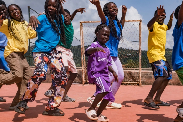 Des jeunes danseurs ougandais de la troupe "Ghetto Kids" répètent le 25 mai 2026 à Nakawuka, dans les environs de Kampala.