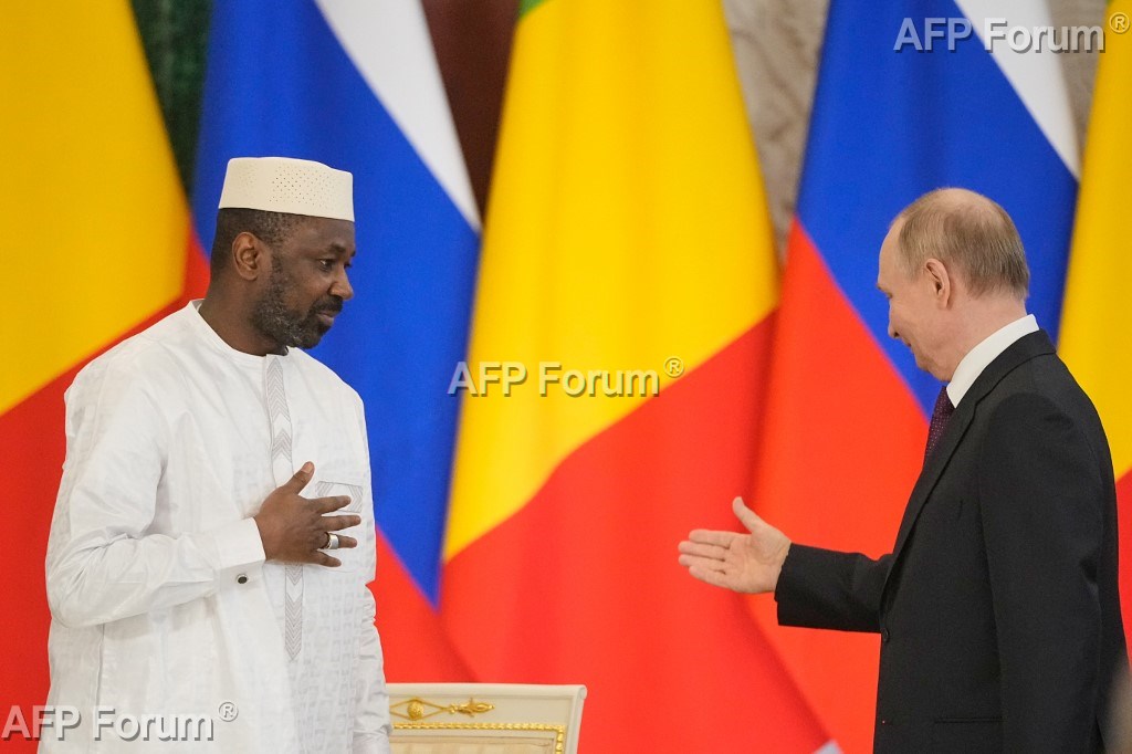 Le Président russe Vladimir Poutine et Assimi Goïta lors d'une cérémonie officielle à Moscou le 23 juin 2025.