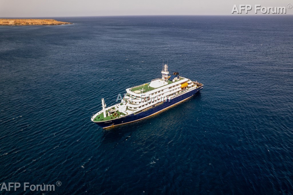 Vue aérienne du bateau de croisière MV Hondius au mouillage au large du port de Praia, au Cap-Vert, le 3 mai 2026.