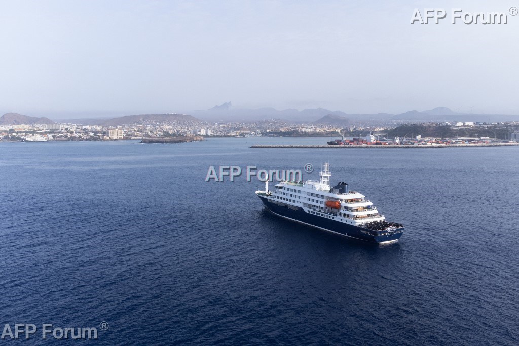 Vue aérienne du bateau de croisière MV Hondius au mouillage au large du Port de Praia, au Cap-Vert, le 5 mai 2026.