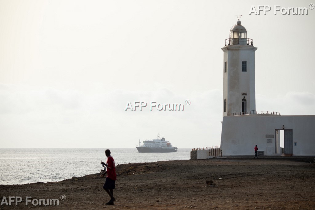 Vue aérienne du bateau de croisière 'MV Hondius' au mouillage au large du port de Praia, au Cap-Vert, le 5 mai 2026.
