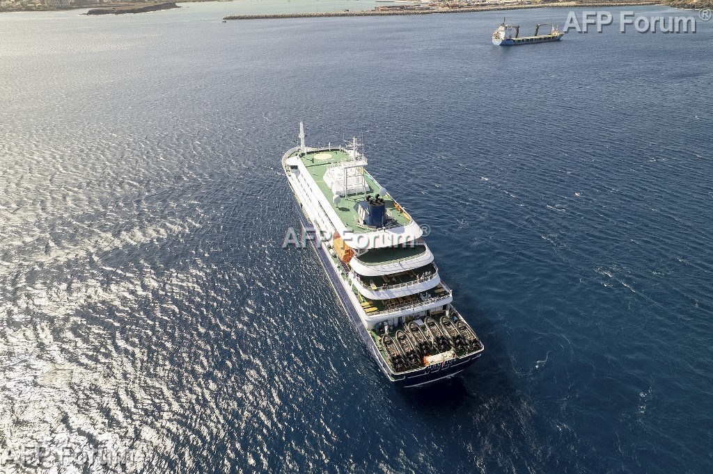 Vue aérienne du bateau de croisière MV Hondius au mouillage au large du port de Praia, au Cap-Vert, le 3 mai 2026.