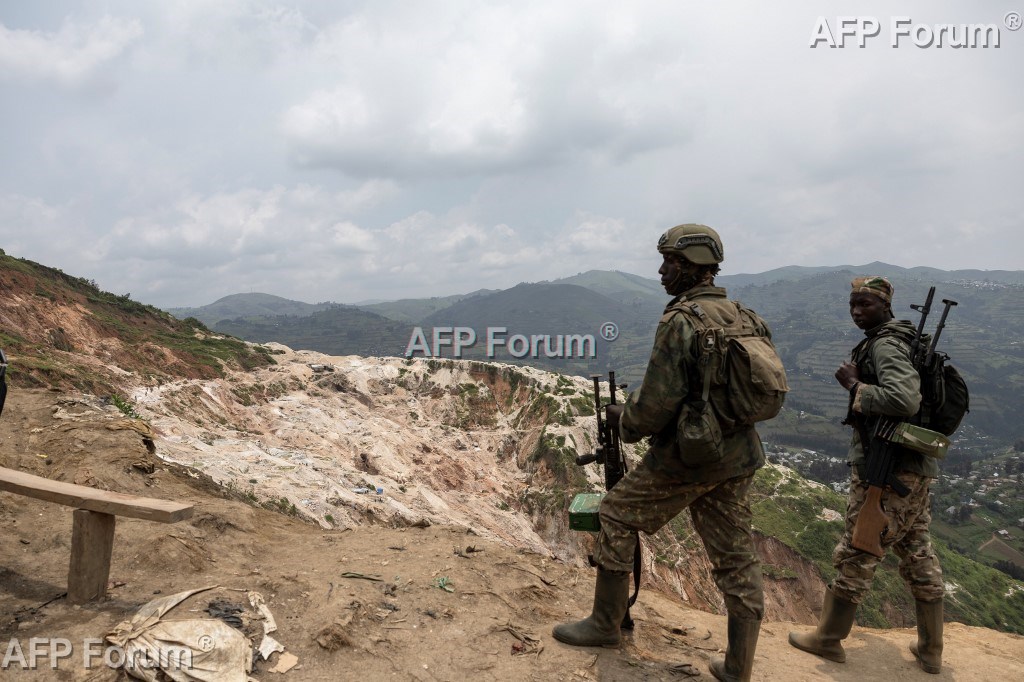 Des membres du groupe armé M23 devant les mines de coltan à Rubaya, le 5 mars 2025 en RDC.