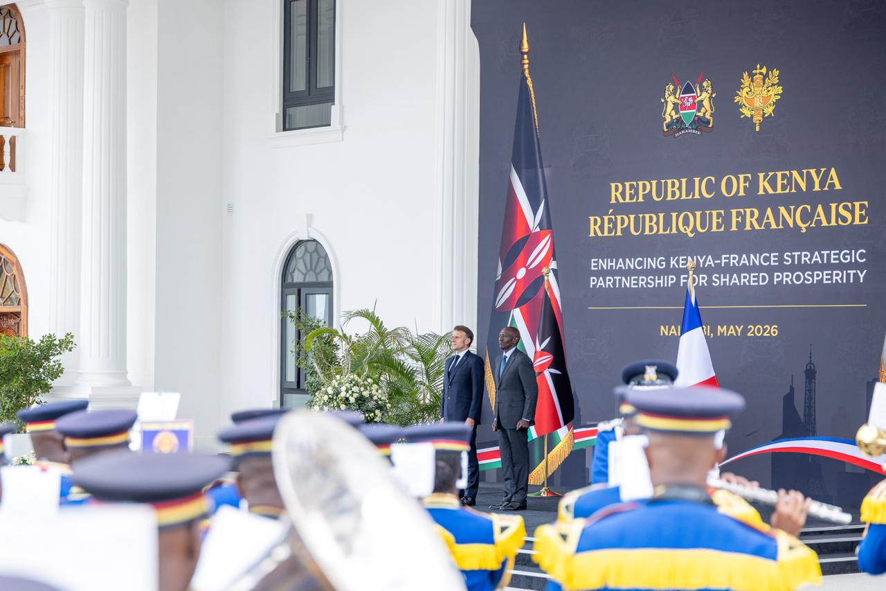 Le Président français Emmanuel Macron (à gauche) et le Président kényan William S. Ruto (à droite) s'entretiennent lors de la signature de 11 accords bilatéraux à la résidence présidentielle kényane, le 10 mai 2026 à Nairobi.