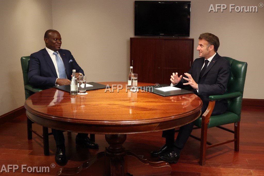 Le Président gabonais Brice Oligui Nguema (à gauche) s'entretient avec le Président français Emmanuel Macron (à droite) lors d'une réunion bilatérale en amont du Sommet "Africa Forward" à Nairobi, au Kenya, le 10 mai 2026.