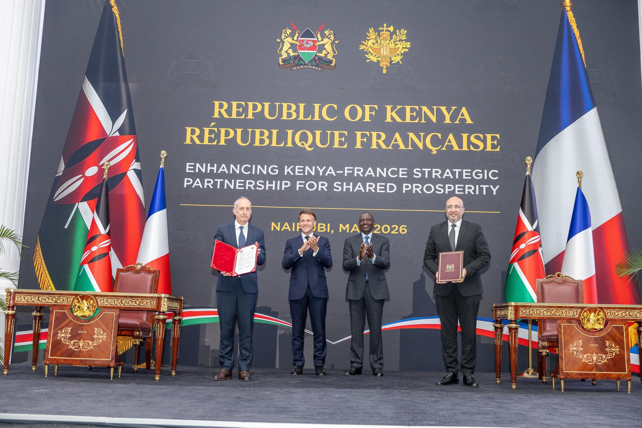 Le Président français Emmanuel Macron (à gauche) et le Président kényan William Ruto (à droite) s'entretiennent lors de la signature de 11 accords bilatéraux à la résidence présidentielle kényane, le 10 mai 2026 à Nairobi.