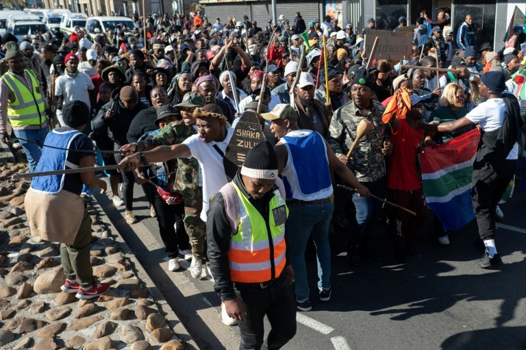 Une marche de protestation contre les migrants sans-papiers, organisée par les groupes March and March et Operation Dudula au Cap, le 23 mai 2026 en Afrique du Sud.
