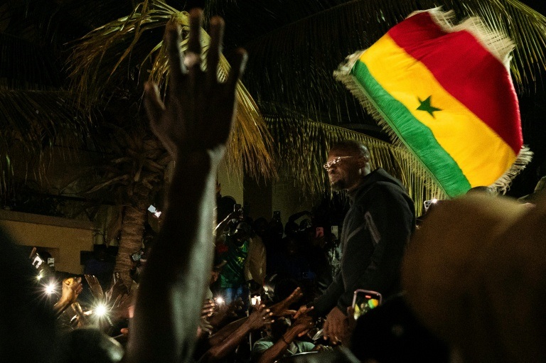 Ousmane Sonko est acclamé par ses partisans à son arrivée à son domicile de Dakar, le 23 mai 2026, après avoir été démis de ses fonctions de Premier ministre du Sénégal.