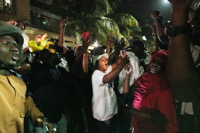 Des partisans d'Ousmane Sonko se rassemblent pour manifester devant son domicile à Dakar le 22 mai 2026, à la suite de sa révocation du poste de Premier ministre du Sénégal.