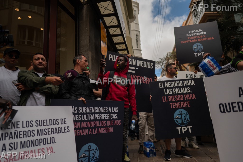 Manifestation d'employés du Port à Tenerife contre l'arrivée du bateau de croisière 'MV Hondius', le 8 mai 2026.