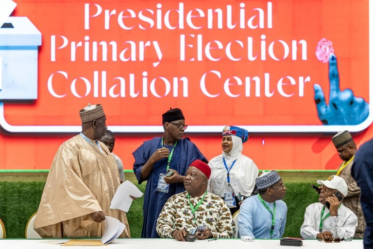 Anyim Pius Anyim (au centre), président du comité des primaires présidentielles, s'entretient avec d'autres délégués du parti au pouvoir, le Congrès des progressistes (APC), au Centre international de conférences d'Abuja, le 24 mai 2026.