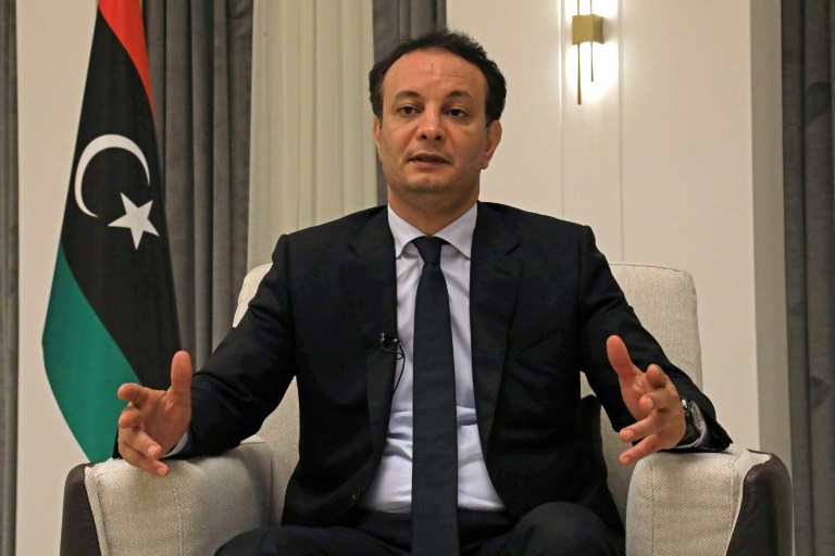 Le directeur général du Fonds libyen de développement et de reconstruction (LDRF), Belgacem Haftar, lors d'un entretien avec l'AFP dans ses bureaux à Benghazi, le 22 mai 2026.
