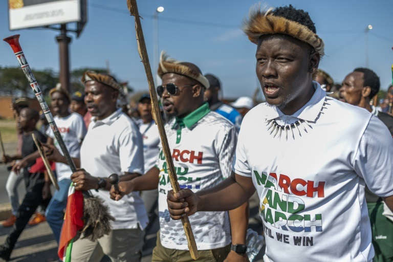 Des membres du groupe 'March and March' manifestent dans le township d'Umlazi, au sud-ouest de Durban, le 22 juin 2026 en Afrique du Sud.