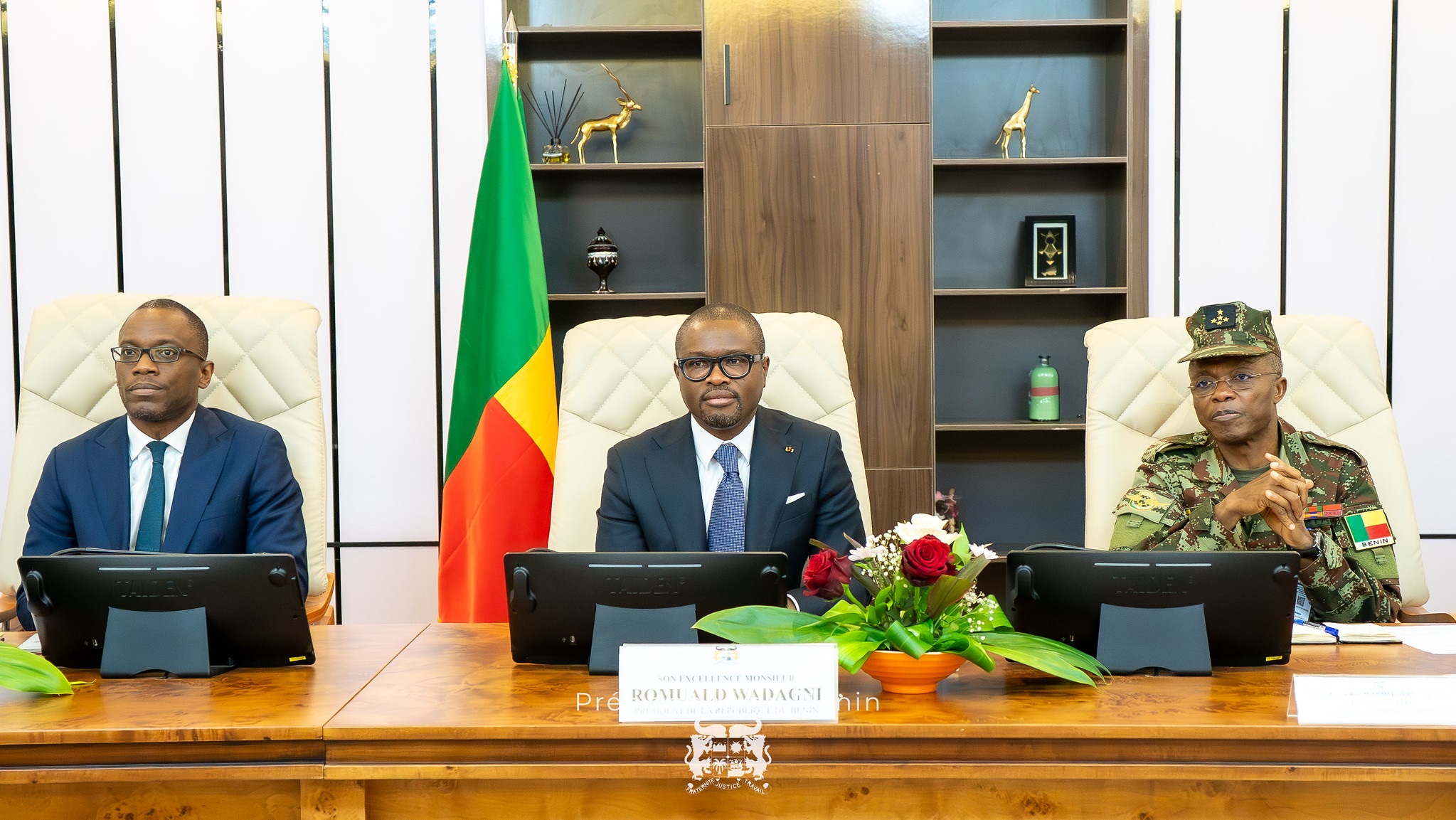 Romuald Wadagni entouré de proches collaborateurs à Niamey ce 2 juin 2026 (photo, DR).