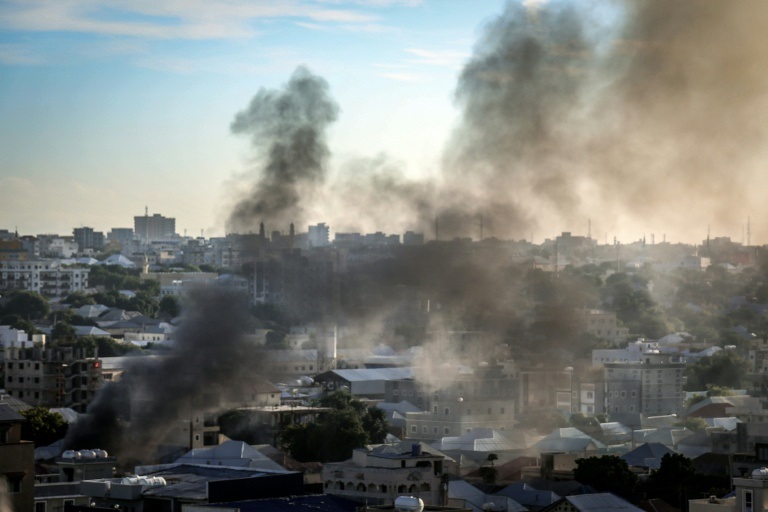 Des colonnes de fumée s'élèvent au dessus de Mogadiscio, en Somalie, le 4 juin 2026.
