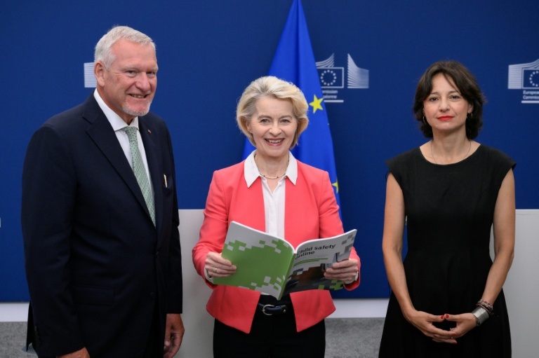(g-d) Dr Jorg M. Fegert, directeur du Département de psychiatrie, psychosomatique et de psychothérapie de l'enfant et de l'adolescent au CHU d'Ulm, la présidente de la Commission européenne, Ursula von der Leyen et Maria Melchior, Directrice de recherche à l'Inserm, lors de la remise du Rapport d'experts sur la sécurité des enfants en ligne, le 13 juillet 2026 à Bruxelles.