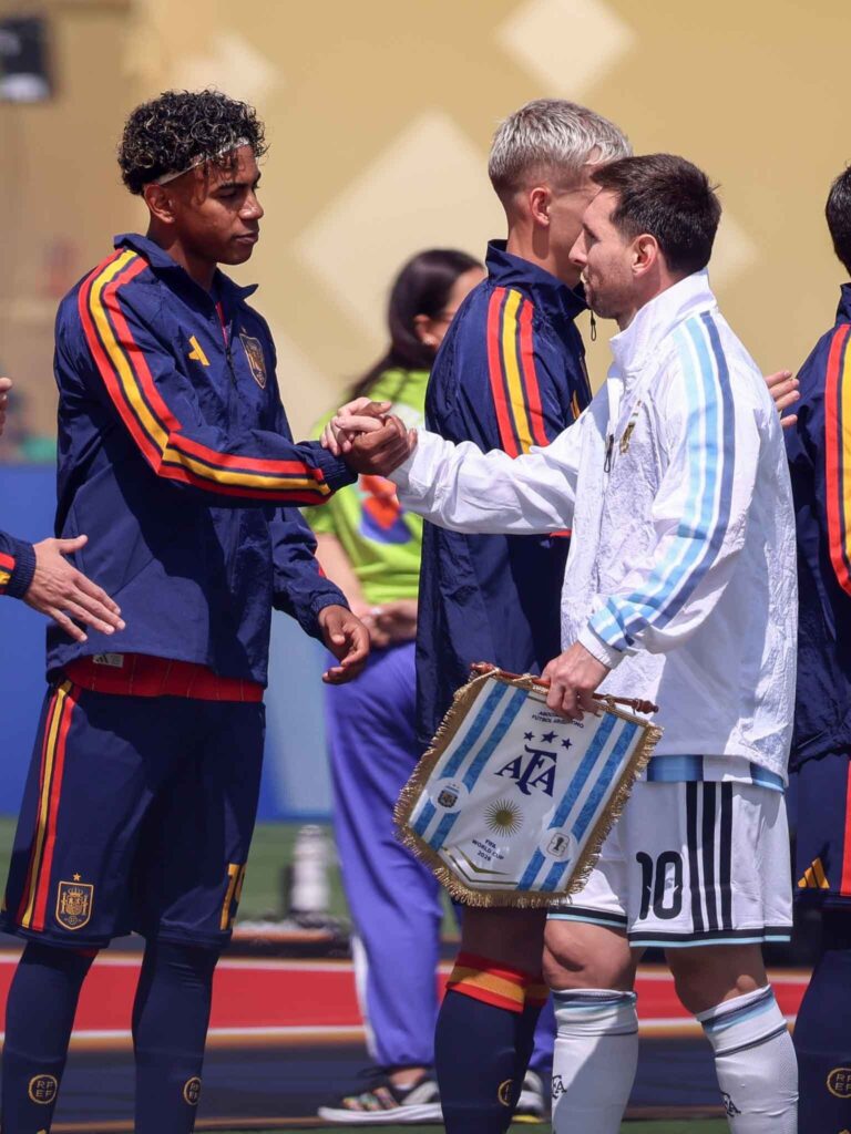 Passage à témoin à l'échelle internationale entre Messi et Yamal