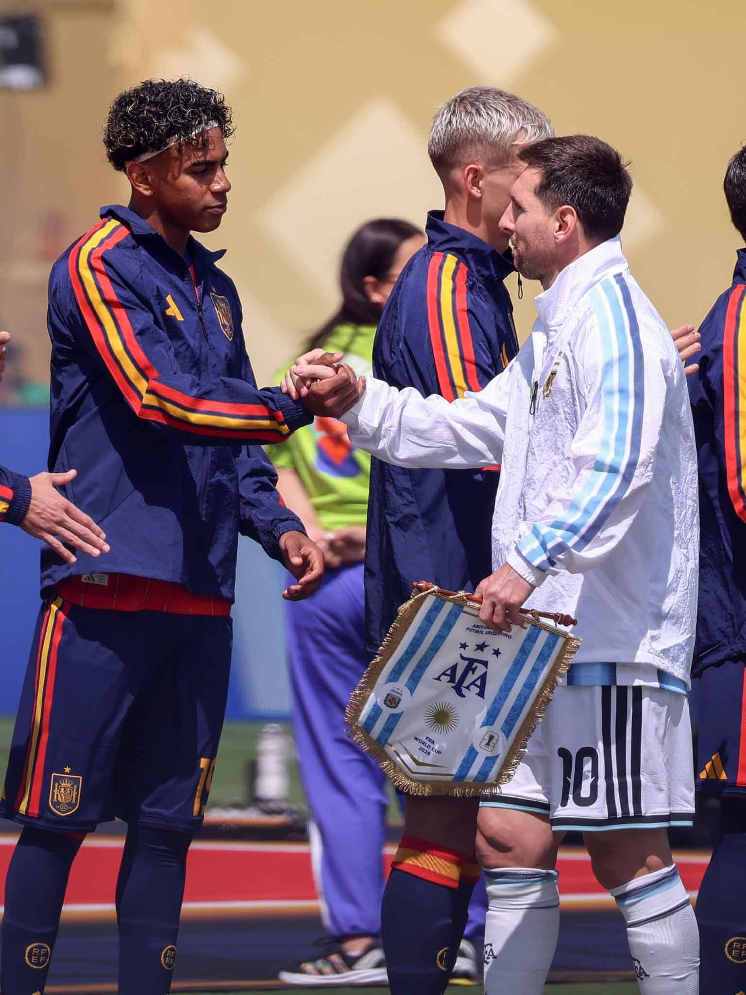 Passage à témoin à l'échelle internationale entre Messi et Yamal