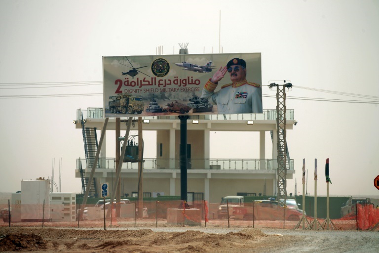 Un portrait de l'homme fort de l'Armée libyenne, Khalifa Haftar, au sommet d'un bâtiment militaire à Ras al-Alba, le 16 mai 2026 dans le sud-est de la Libye.