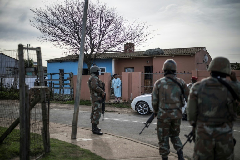 Des soldats des Forces de défense nationale sud-africaines (SANDF) montent la garde lors d’une patrouille conjointe avec des agents du Service de police sud-africain dans le township de Pellsrus, à Jeffreys Bay, le 18 juillet 2026.