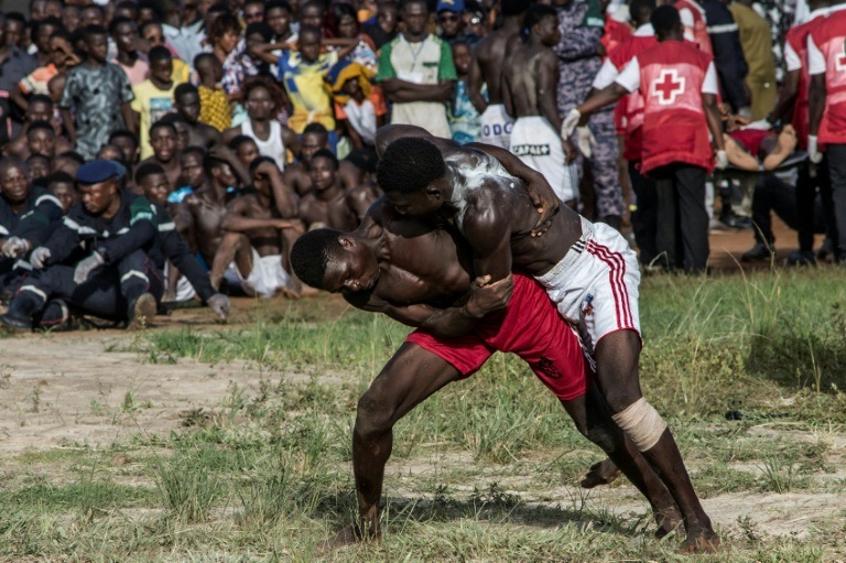 Deux jeunes lutteurs lors du tournoi des "Evala", luttes initiatiques traditionnelles à Lama Feing, une ville du nord du Togo située dans la région de Kara, le 15 juillet 2026.