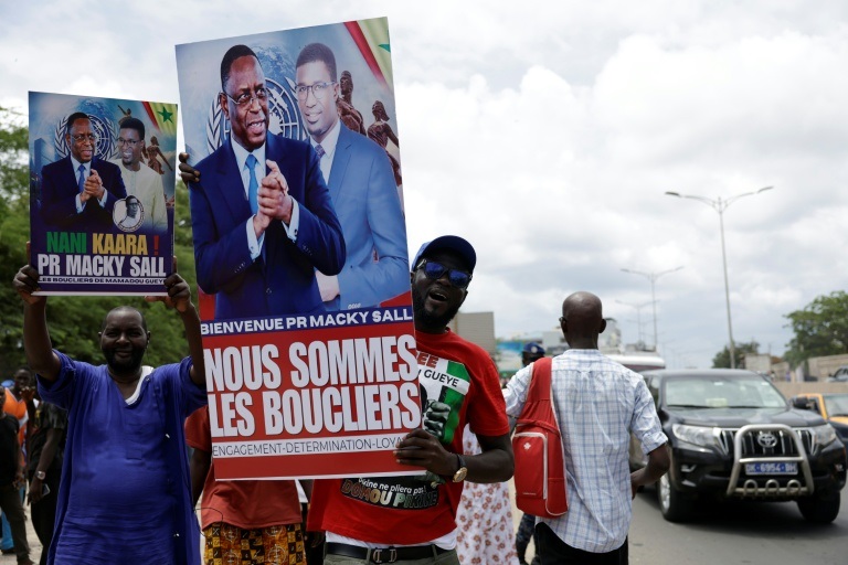 Des partisans de l'ancien président sénégalais Macky Sall rassemblés devant l'aéroport militaire Léopold-Sédar-Senghor avant son arrivée à Dakar, le 17 juillet 2026 au Sénégal.