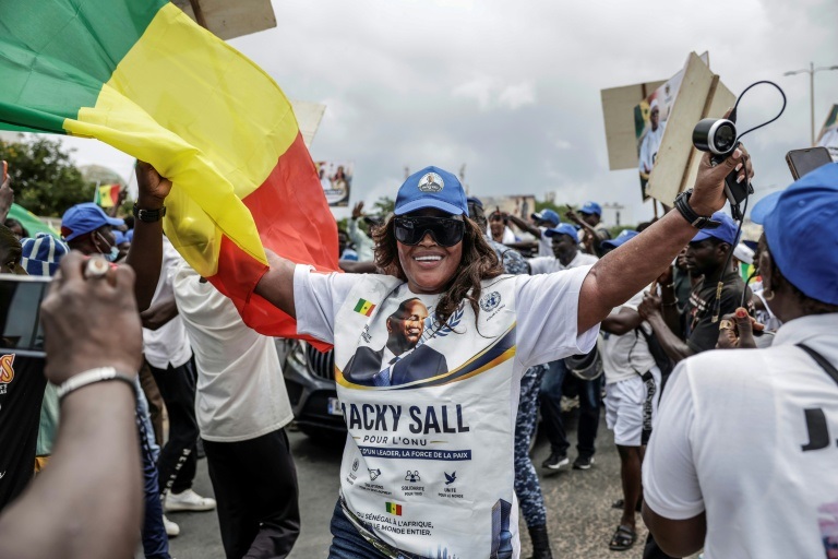 Des partisans de l'ancien président sénégalais Macky Sall rassemblés devant l'aéroport militaire Léopold-Sédar-Senghor avant son arrivée à Dakar, le 17 juillet 2026 au Sénégal.