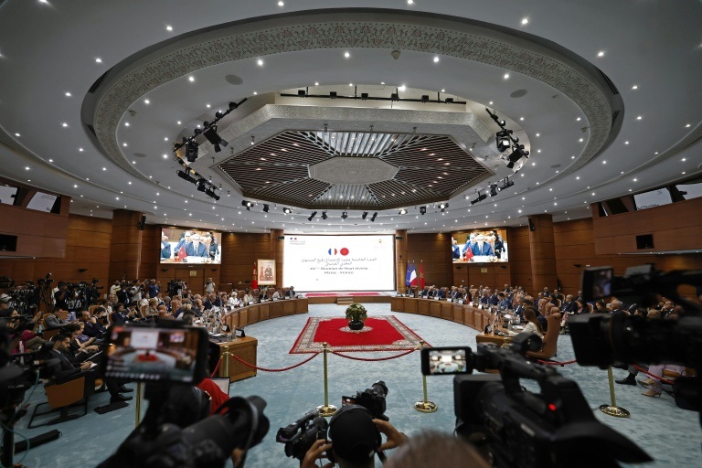 Le Premier ministre français Sébastien Lecornu et sa délégation (g) assistent à une séance plénière avec des ministres marocains à Rabat, le 16 juillet 2026 au Maroc.