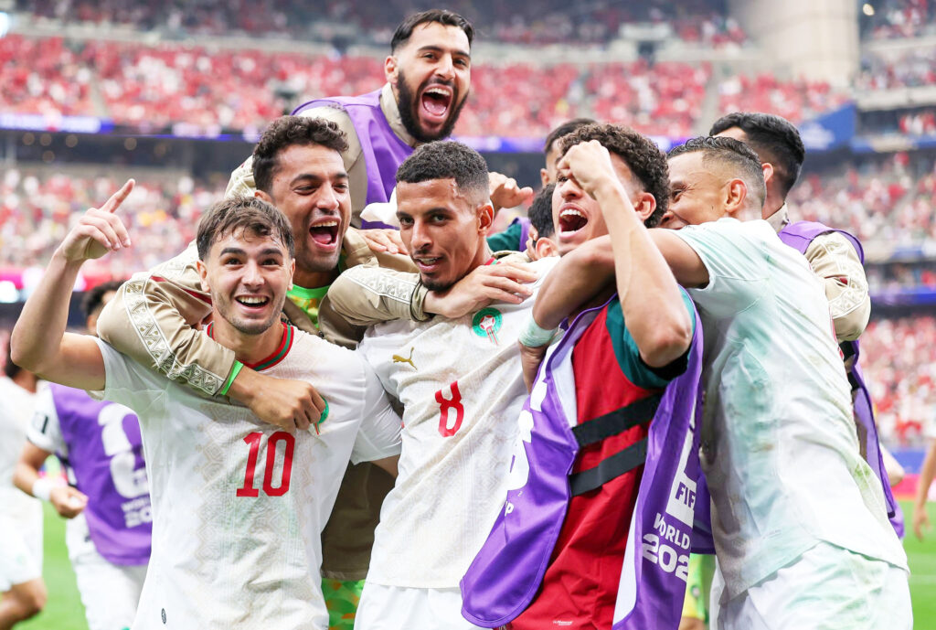 Ounahi et ses coéquipiers célèbrent leur victoire devant le Canada ce 04 juillet