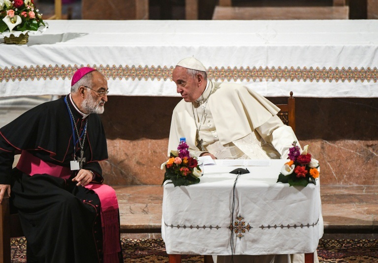 L'archevêque de Rabat Cristóbal López Romero (g) et le pape François à Rabat, le 31 mars 2019 au Maroc