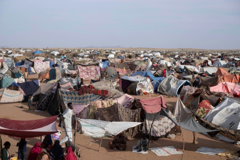 Des abris de fortune érigés par des Soudanais déplacés, ayant fui El-Fasher après la prise de la ville par les Forces de soutien rapide (FSR), au camp d'Um Yanqur, à la périphérie de Tawila, dans la région du Darfour occidental, au Soudan, le 3 novembre 2025.