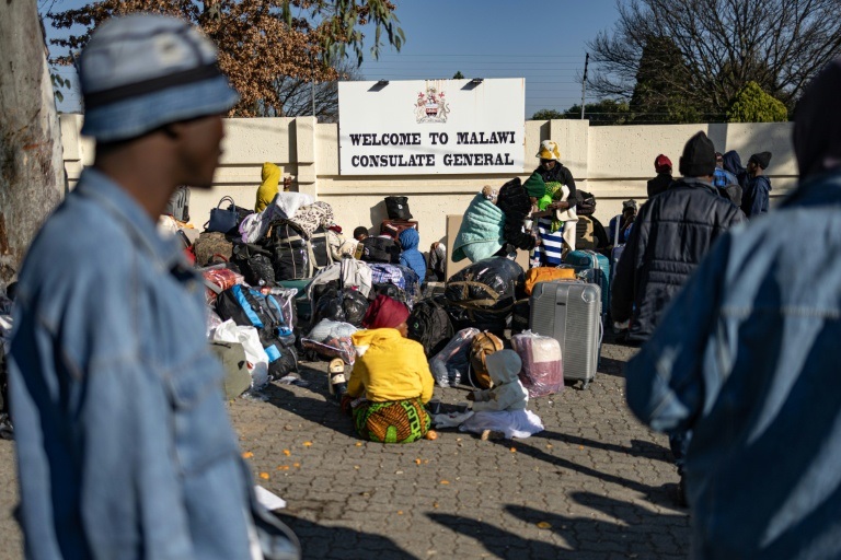 Des Malawites font la queue devant leur consulat général à Johannesburg le 28 juin 2026