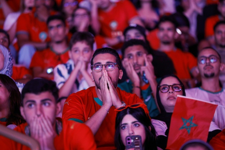 La déception des supporteurs marocains lors d'une retransmission à Rabat du quart de finale de Coupe du monde perdu face à la France, le 9 juillet 2026.