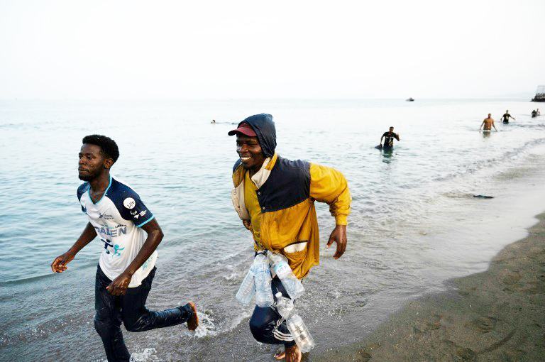 Des migrants arrivent dans l'enclave espagnole de Ceuta, le 31 juillet 2026.