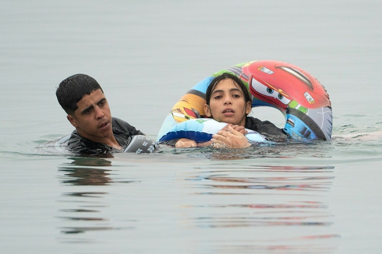Des jeunes migrants nageant à la frontière entre le Maroc et Ceuta, le 31 juillet 2026.