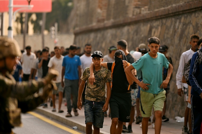 Des militaires espagnols encadrent des migrants entrés illégalement dans l'enclave espagnole de Ceuta et qui sont renvoyés au Maroc, le 1er août 2026 à Ceuta.