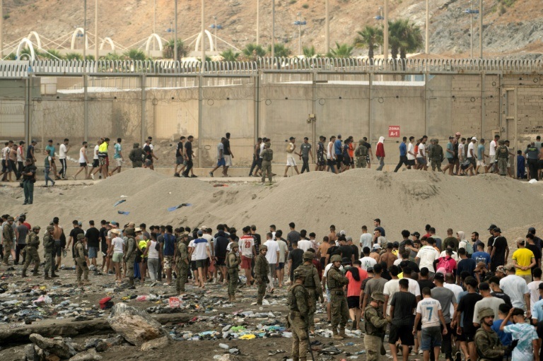 Des soldats espagnols contrôlent des migrants qui retournent au Maroc après avoir franchi la frontière pour entrer dans l’enclave espagnole de Ceuta située sur la côte nord du Maroc, le 31 juillet 2026.