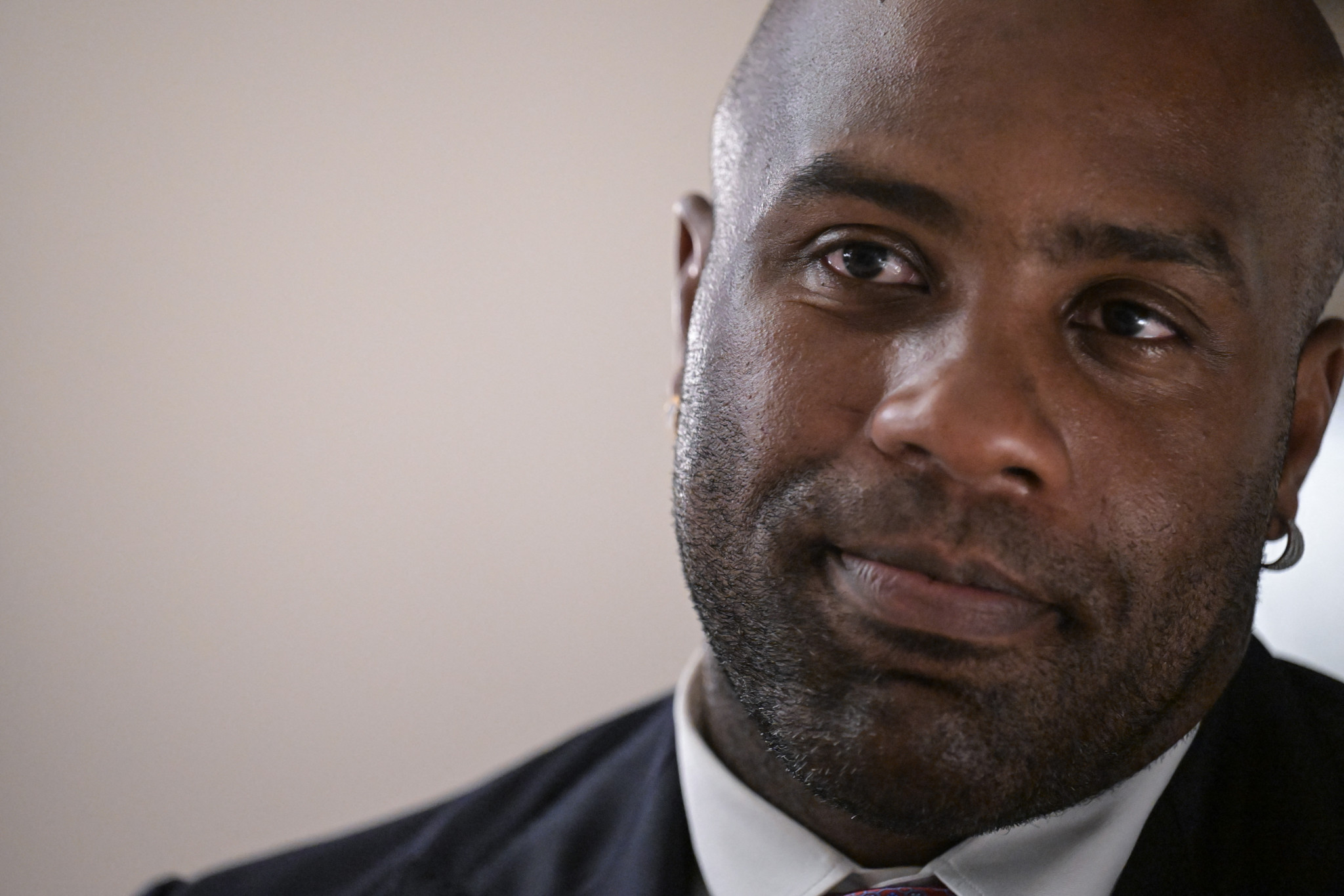 Qui ose proférer des attaques racistes contre Teddy Riner après ses prises de position socio-politiques?
