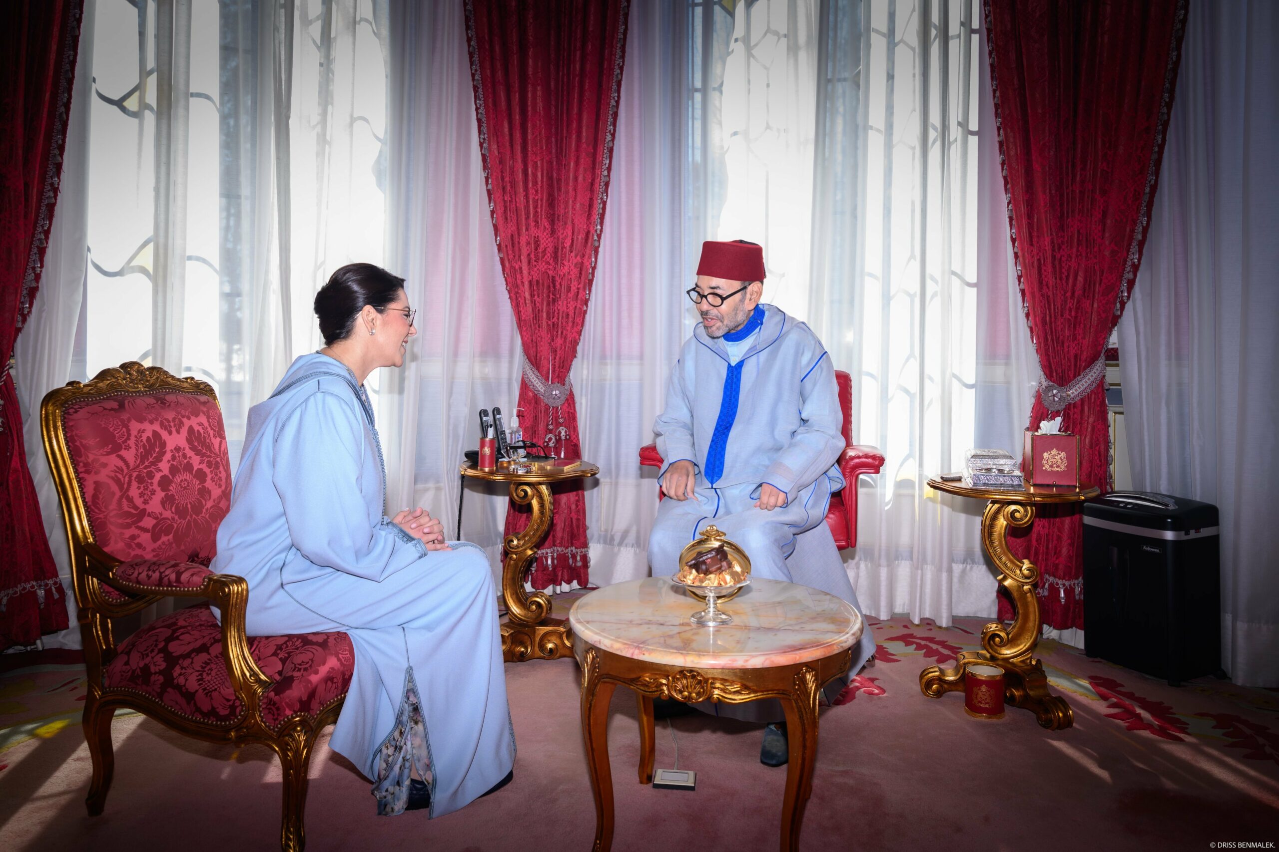 Fatima Ezzahra El Mansouri et le Roi Mohammed VI s'entretiennent (DR-Agence Map)
